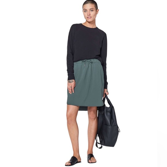 Lululemon athletic skirt - size 6 - Picture 1 of 8